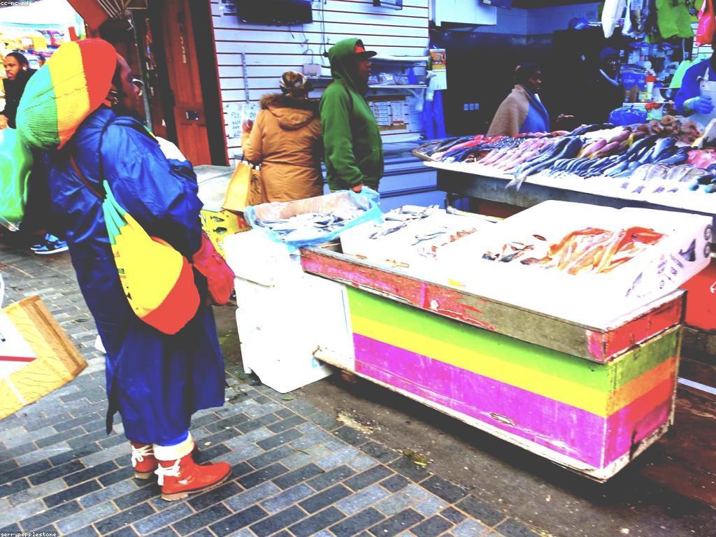 ត្រីពិសេស: ការបង្ហាញនិងការទិញនៅកន្លែងលក់